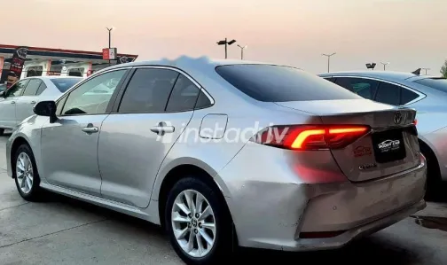 تويوتا كورولا 2021 فضي مستعملة للبيع - 5