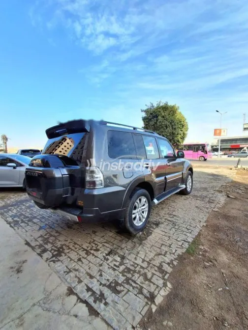 Mitsubishi Pajero 2018 Gray Used for Sale - 2
