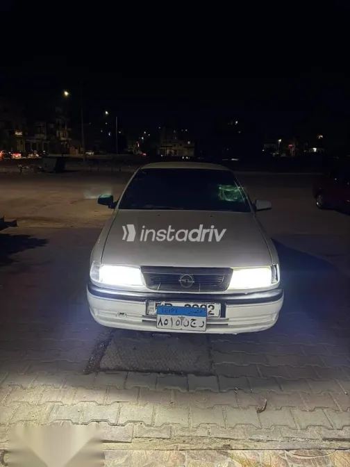 اوبل فيكترا 1995 أبيض مستعملة للبيع - 1