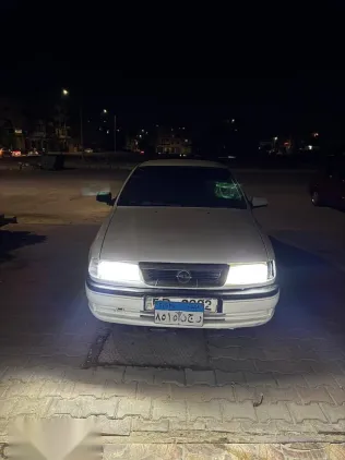 اوبل فيكترا 1995 أبيض مستعملة للبيع
