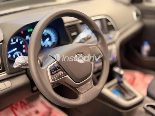 هيونداي إلنترا 2019 فضي مستعملة للبيع - 2