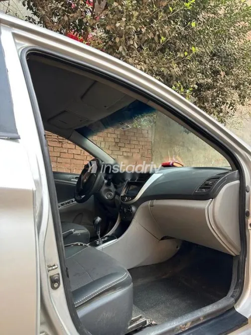 هيونداي اكسنت RB 2012 فضي مستعملة للبيع - 4