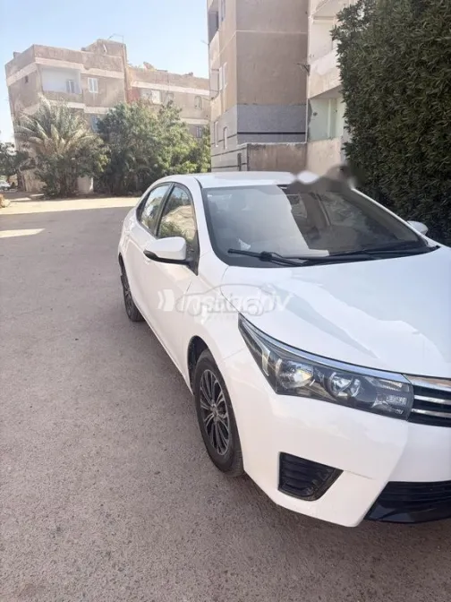 Toyota Corolla 2015 White Used for Sale - 1