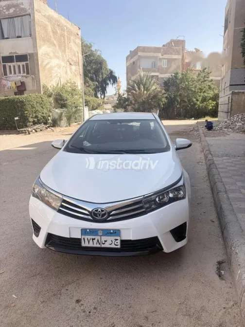 Toyota Corolla 2015 White Used for Sale - 3