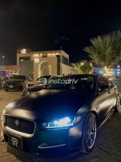جاكوار XE 2016 أسود مستعملة للبيع - 1