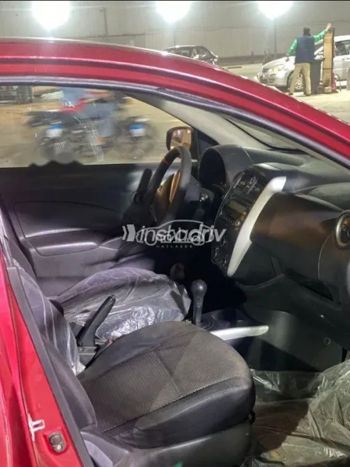 نيسان صنى 2018 أحمر مستعملة للبيع - 1