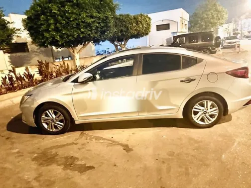 هيونداي إلنترا 2025 فضي مستعملة للبيع - 1