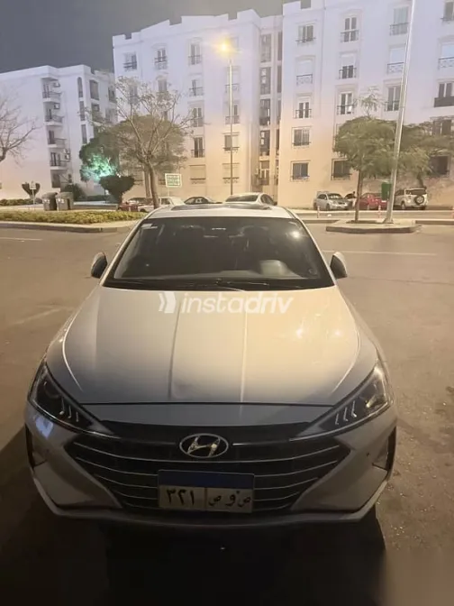 هيونداي إلنترا 2025 فضي مستعملة للبيع - 2