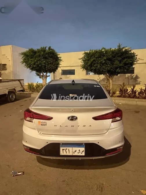 هيونداي إلنترا 2025 فضي مستعملة للبيع - 5