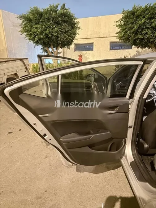 هيونداي إلنترا 2025 فضي مستعملة للبيع - 6