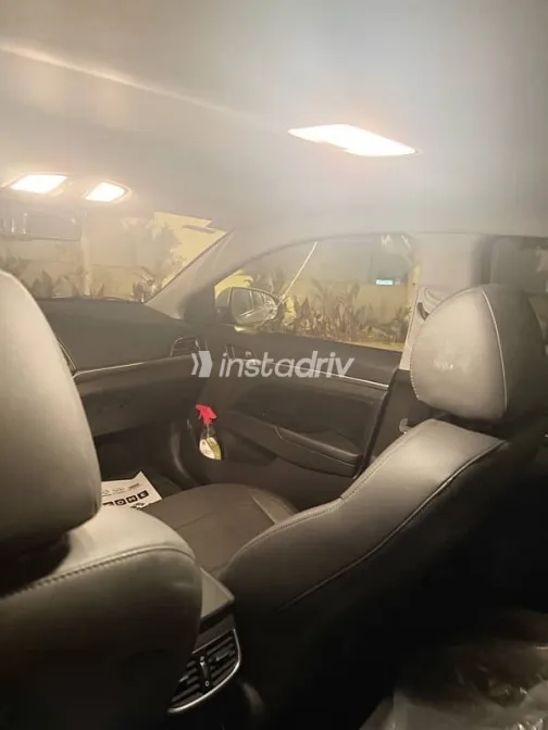 هيونداي إلنترا 2025 فضي مستعملة للبيع - 8