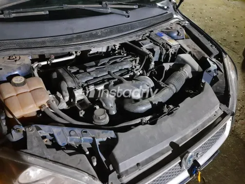 فورد فوكس 2006 أزرق غامق مستعملة للبيع - 5