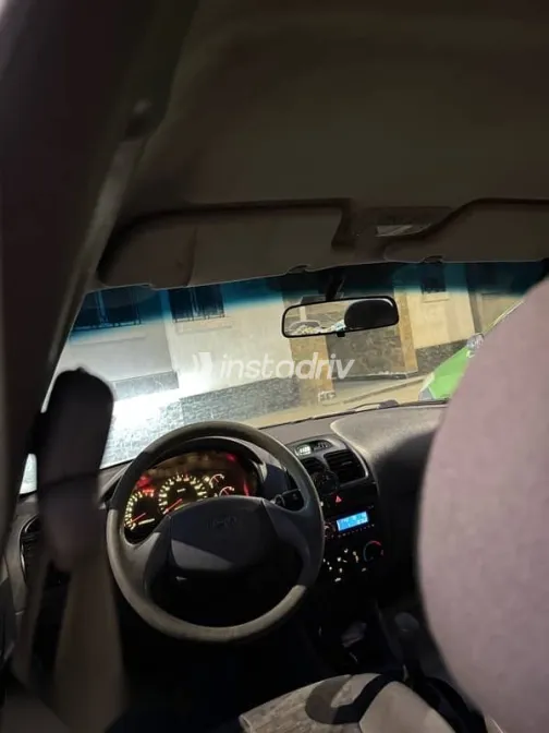 هيونداي فيرنا 2010 أزرق غامق مستعملة للبيع - 7