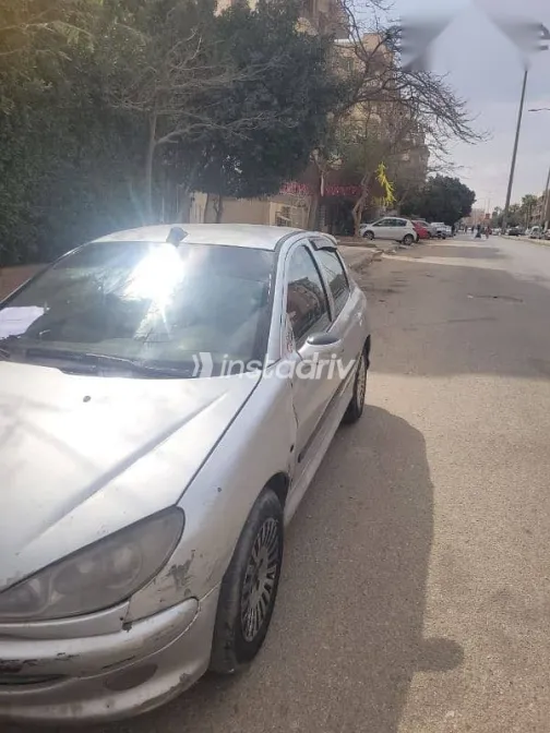 بيجو 206 2001 فضي مستعملة للبيع - 2
