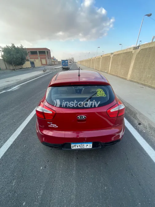 كيا ريو 2015 أحمر مستعملة للبيع - 1