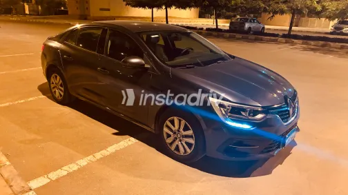 رينو ميجان 2022 رمادي غامق مستعملة للبيع - 3