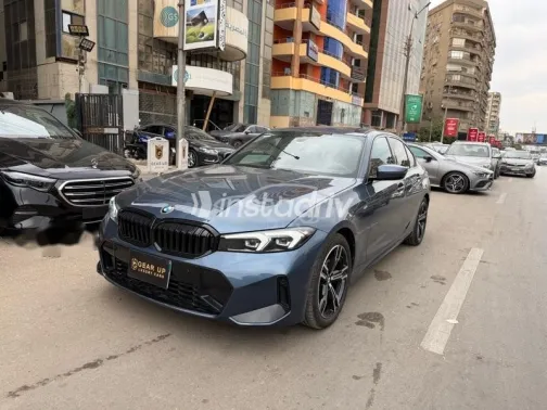 بي ام دبليو 320 2025 أزرق غامق مستعملة للبيع - 1