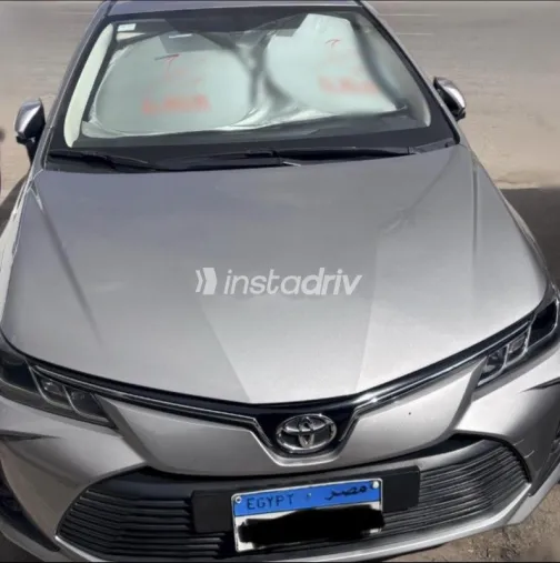 تويوتا كورولا 2020 أبيض مستعملة للبيع - 1