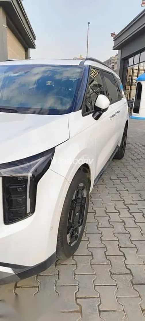 Kia Carnival 2024 White Used for Sale - 3