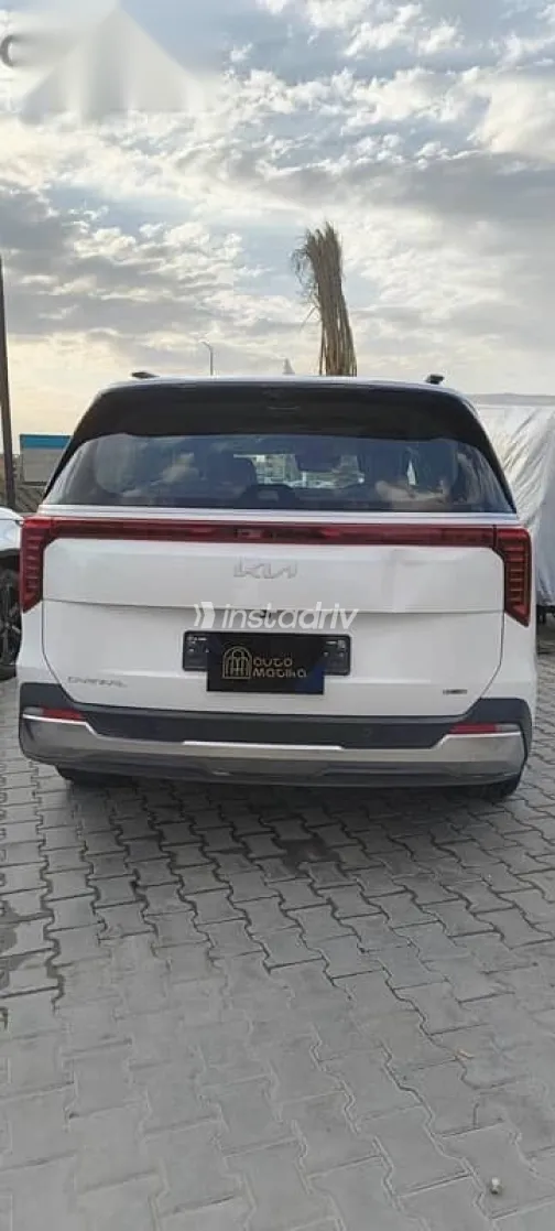 Kia Carnival 2024 White Used for Sale - 4