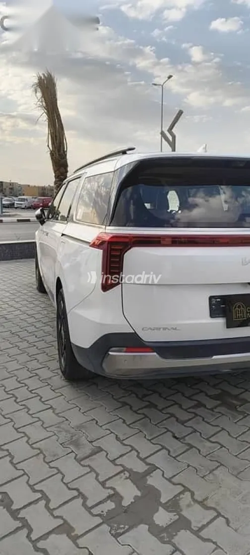 Kia Carnival 2024 White Used for Sale - 5
