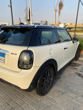 مينى كوبر 2021 أبيض مستعملة للبيع