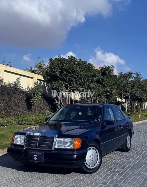 مرسيدس E 230 1990 أزرق غامق مستعملة للبيع - 1