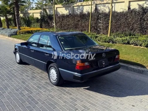 مرسيدس E 230 1990 أزرق غامق مستعملة للبيع - 3
