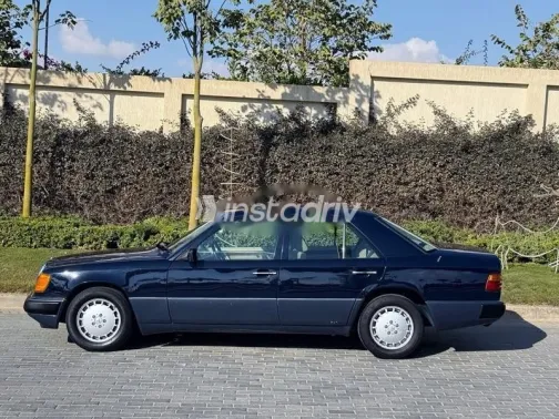 مرسيدس E 230 1990 أزرق غامق مستعملة للبيع - 4
