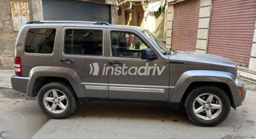جيب شيروكي 2010 رمادي مستعملة للبيع - 1