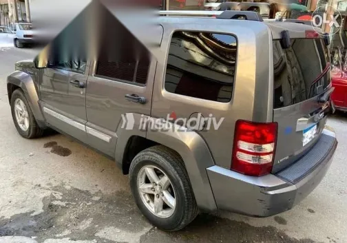 جيب شيروكي 2010 رمادي مستعملة للبيع - 2