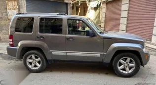 جيب شيروكي 2010 رمادي مستعملة للبيع