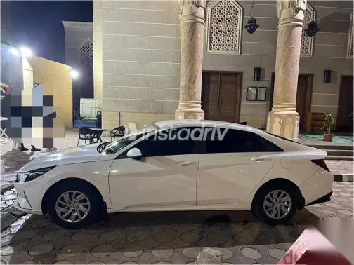 هيونداي إلنترا 2021 أبيض مستعملة للبيع - 3