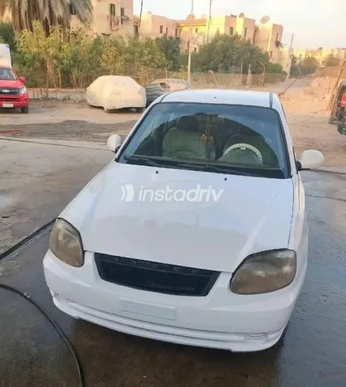 هيونداي فيرنا 2010 أبيض مستعملة للبيع - 1