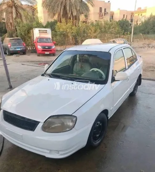 هيونداي فيرنا 2010 أبيض مستعملة للبيع - 3