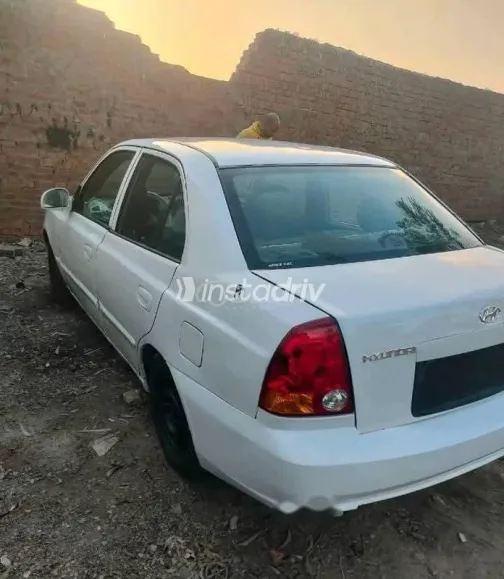 هيونداي فيرنا 2010 أبيض مستعملة للبيع - 4