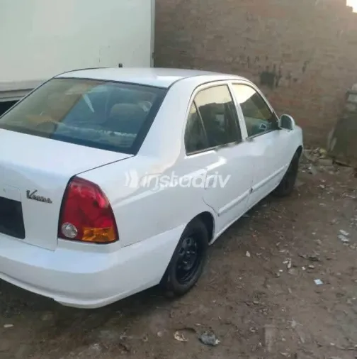 هيونداي فيرنا 2010 أبيض مستعملة للبيع - 5