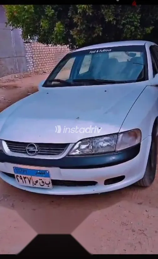 اوبل فيكترا 1997 أبيض مستعملة للبيع - 1