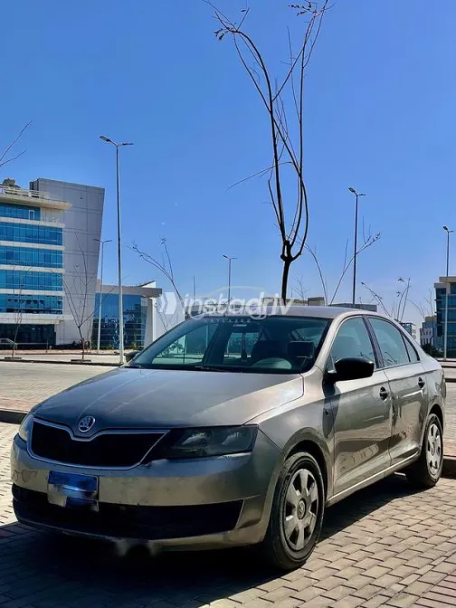 سكودا رابيد 2015 بيج مستعملة للبيع - 1