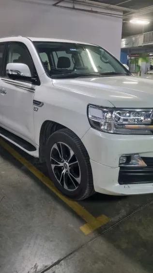 تويوتا لاند كروزر 2021 أبيض مستعملة للبيع