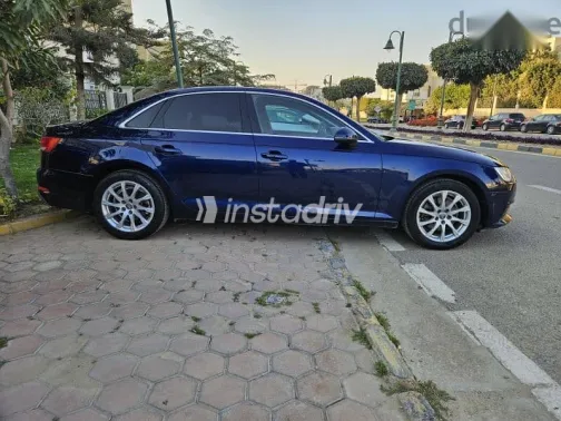 اودي A4 2019 أزرق غامق مستعملة للبيع - 1