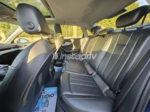 اودي A4 2019 أزرق غامق مستعملة للبيع - 2