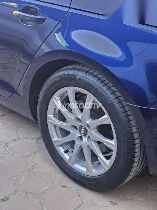 اودي A4 2019 أزرق غامق مستعملة للبيع - 7