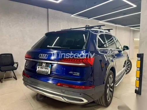 اودي Q7 2021 أزرق غامق مستعملة للبيع - 4