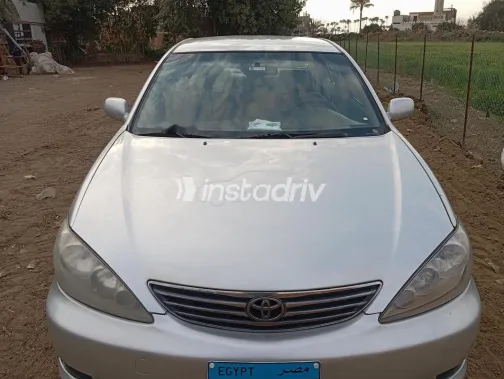 تويوتا كامري 2005 فضي مستعملة للبيع - 1