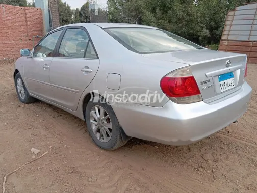 تويوتا كامري 2005 فضي مستعملة للبيع - 2