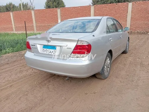 تويوتا كامري 2005 فضي مستعملة للبيع - 3