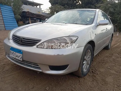 تويوتا كامري 2005 فضي مستعملة للبيع - 4