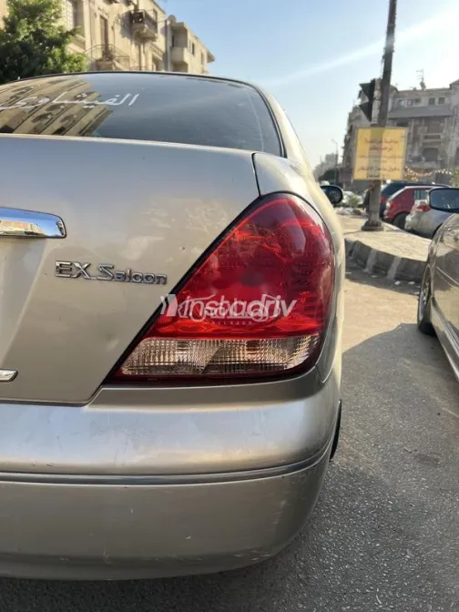 نيسان صنى 2005 ذهبي مستعملة للبيع - 4