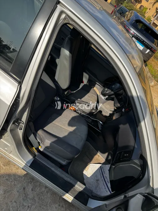 هيونداي افانتي 2005 أبيض مستعملة للبيع - 9